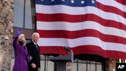 조 바이든 미국 대통령 당선인과 부인 질 바이든 여사가 19일 델라웨어주 뉴캐슬의 주방위군 센터를 방문했다.
