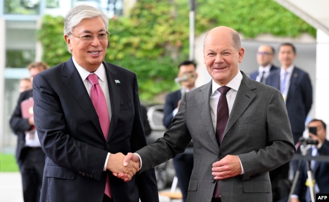 Almanya Başbakanı Olaf Scholz ve Kazakistan Cumhurbaşkanı Kasım Cömert Tokayev zirve kapsamında ikili görüşme gerçekleştirdi.