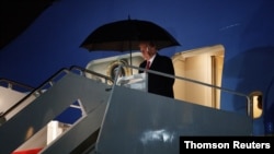 ARCHIVO - El presidente Donald Trump desciende del avión presidencial "Air Force One" tras un viaje a Arizona.