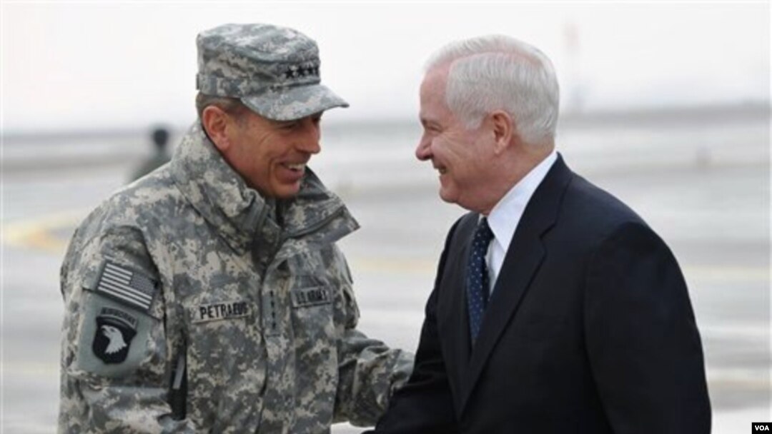 Komandan Pasukan AS dan NATO di Afghanistan Jenderal David Petraeus (kiri) menyambut kedatangan Menteri Pertahanan Robert Gates di Kabul, Senin (7/3).