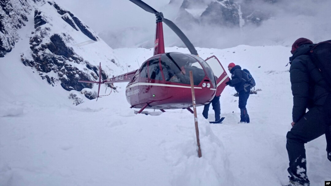 Tim SAR di Nepal melakukan pencarian korban di pendakian gunung Annapurna, Nepal, 19 Januari 2020. (Foto: dok).