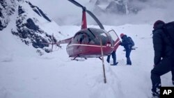 Tim SAR di Nepal melakukan pencarian korban di pendakian gunung Annapurna, Nepal, 19 Januari 2020. (Foto: dok).