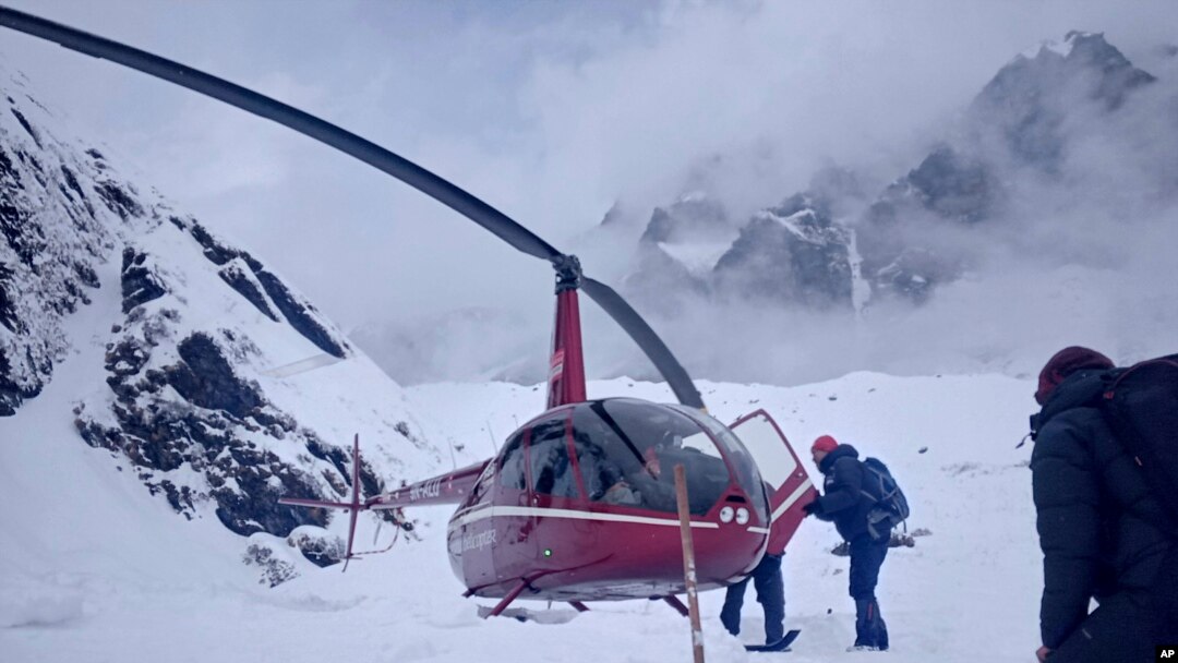Tim penyelamat melakukan pencarian korban di Gunung Annapurna, Nepal, 18 Januari 2020. (Foto: dok).