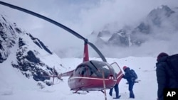 Tim penyelamat melakukan pencarian korban di Gunung Annapurna, Nepal, 18 Januari 2020. (Foto: dok).