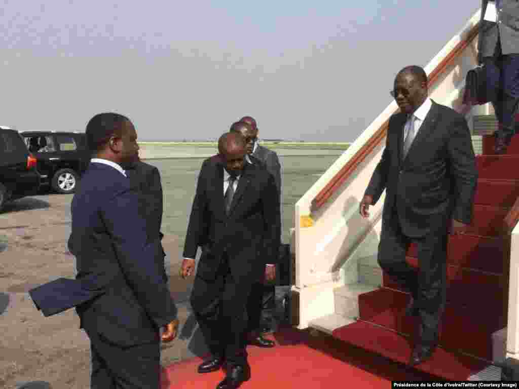 Le président ivoirien Alassane Ouattara descend de l’avion à son retour d’Accra, accueilli au bas de l’échelle par Guillaume Soro, président de l’Assemblée nationale, à Abidjan, Côte d’Ivoire, 7 janvier 2017. Crédit : Présidence de la Côte d’Ivoire/Twitte