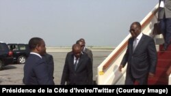 Le président ivoirien Alassane Ouattara descend de l’avion à son retour d’Accra, accueilli au bas de l’échelle par Guillaume Soro, président de l’Assemblée nationale, à Abidjan, Côte d’Ivoire, 7 janvier 2017. Crédit : Présidence de la Côte d’Ivoire/Twitter