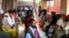 Des personnes attendent de recevoir le vaccin AstraZeneca contre le COVID-19 au centre de santé de Ndirande à Blantyre au Malawi, le 29 mars 2021.