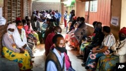Des personnes attendent de recevoir le vaccin AstraZeneca contre le COVID-19 au centre de santé de Ndirande à Blantyre au Malawi, le 29 mars 2021.