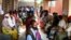Des personnes attendent de recevoir le vaccin AstraZeneca contre le COVID-19 au centre de santé de Ndirande à Blantyre au Malawi, le 29 mars 2021.
