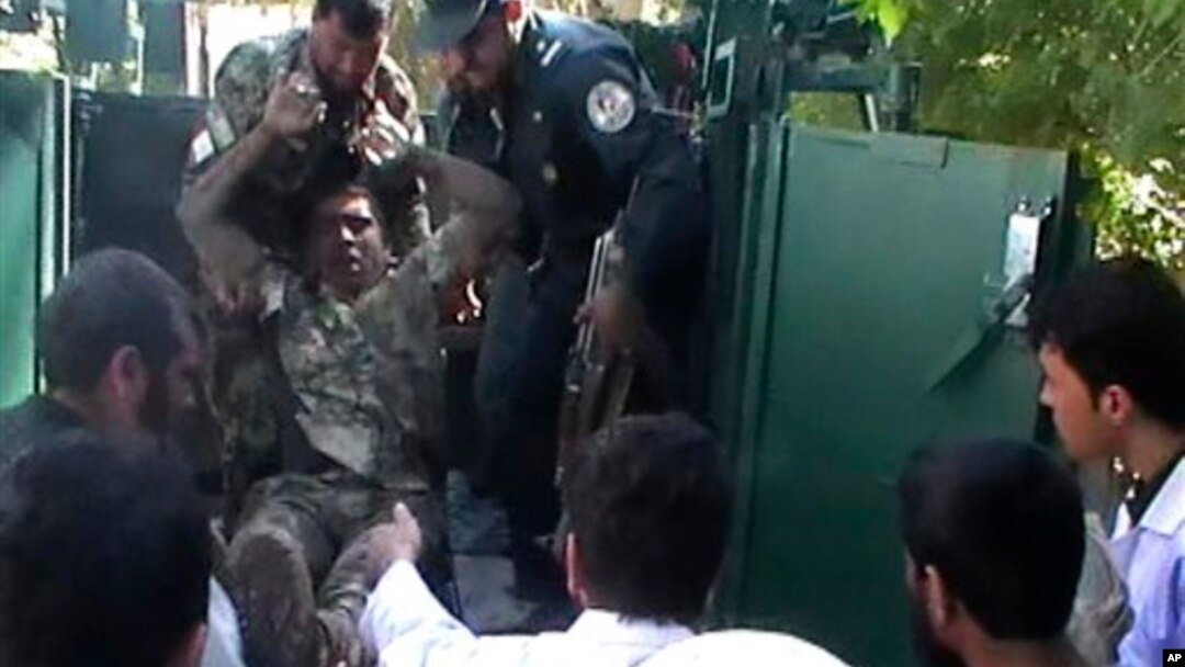 Seorang tentara Afghanistan yang luka parah dalam penyerbuan Taliban ke gedung pengadilan di provinsi Farah diangkut oleh rekan-rekannya (3/4).