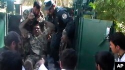 Povredjenog vojnika Avganistanske nacionalne armije izvlače iz vojnog vozila ispred lokalne bolnice posle napada kod sudnice u provinciji Farah.