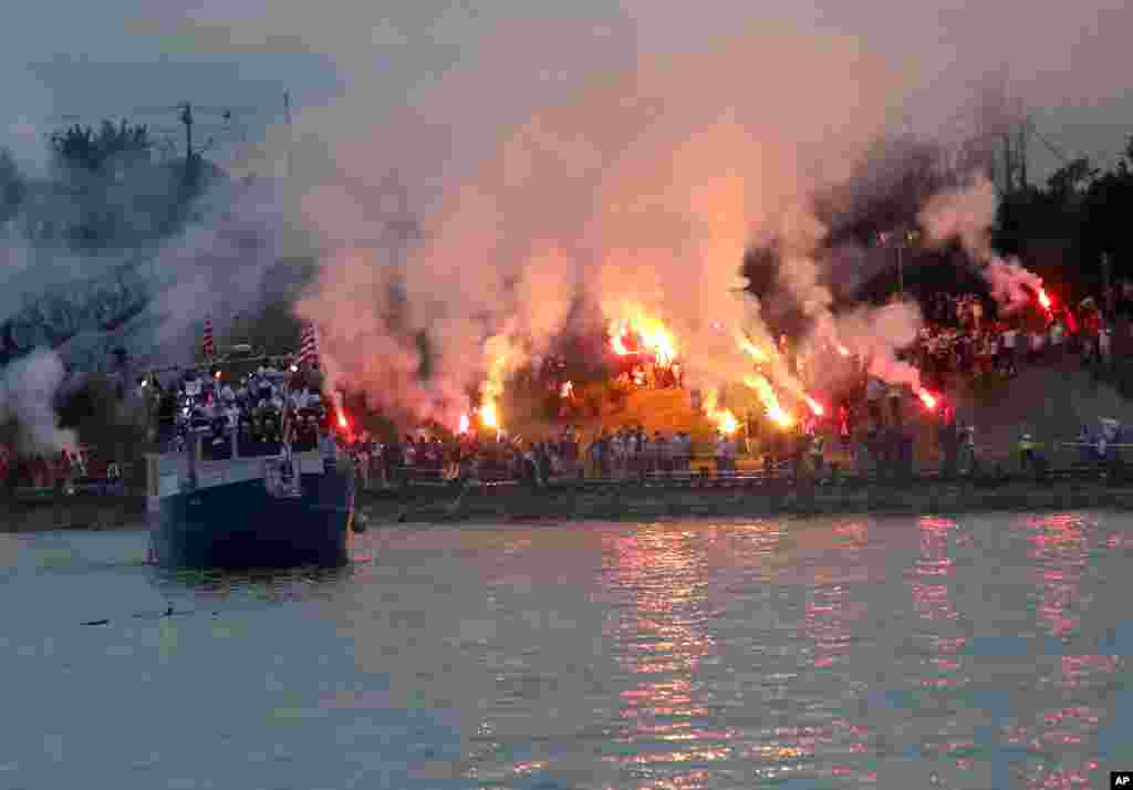 Belqradda Red Star futbol komandasının azarkeşləri komandanın Serbiya futbol liqasında qələbəsini qeyd edir.&nbsp;