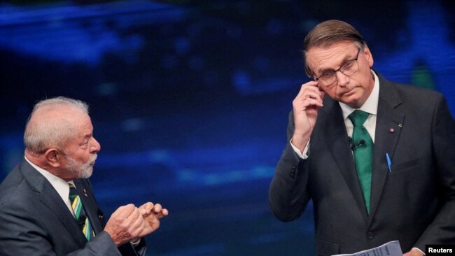 El expresidente Lula da Silva, a la izquierda, y el presidente de Brasil, Jair Bolsonaro, durante el debate electoral del 17 de octubre de 2022.