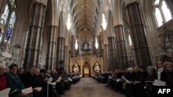 Warga menghadiri misa di gereja Westminster Abbey di pusat kota London (Foto: dok). Gereja-gereja di Inggris dan Wales akan tetap dilarang melaksanakan pernikahan sesama jenis berdasarkan proposal baru yang sedang dipertimbangkan pemerintah Inggris.