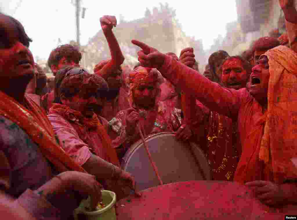 بھارت میں&nbsp; ہولی کا تہوار موسم بہار میں منایا جاتا ہے۔