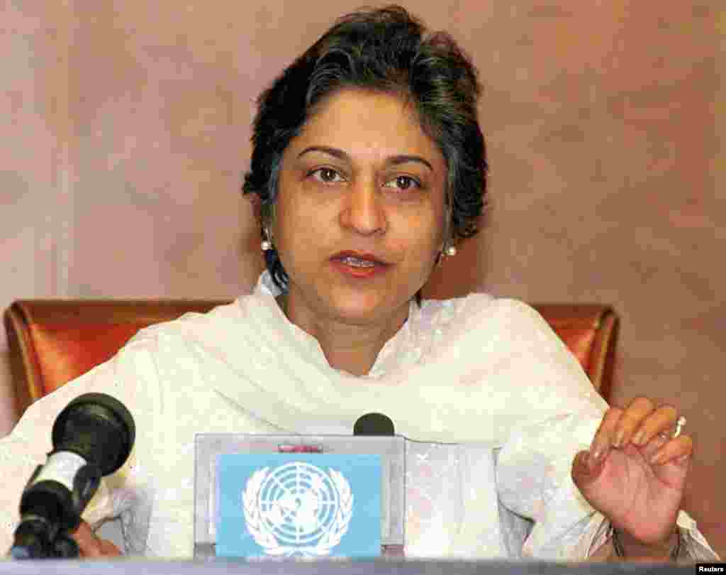 جون 1999ء: اقوامِ متحدہ کی جانب سے نامزد انسانی حقوق کی خلاف ورزیوں کی خصوصی تفتیش کار عاصمہ جہانگیر جنیوا میں واقع اقوامِ متحدہ کے دفتر میں پریس کانفرنس کر رہی ہیں۔ اپنی اس پریس کانفرنس میں عاصمہ جہانگیر نے کوسوو میں سرب فورسز کی جانب سے کیے جانے والے مظالم پر کڑی تنقید کی۔