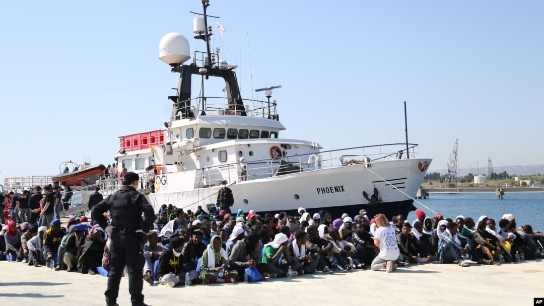 Para migran Afrika dan Timur Tengah menunggu di pantai Sicilia, Italia (foto: dok).
