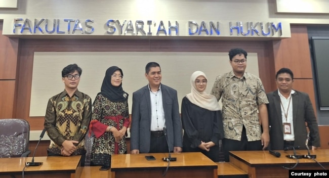 Tim mahasiswa UIN Sunan Kalijaga Yogyakarta yang berhasil menggeser keputusan MK terkait presidential threshold, bersama dosen pembimbing dan dekan mereka. (foto: Humas UIN Suka)