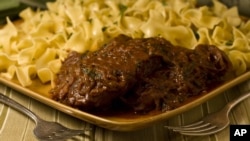 Steak Goulash yang tinggi kadar gula, garam, minyak dan daging. (AP/Larry Crowe)