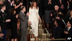 La primera dama, Melania Trump, combinó el traje de pantalón capri con una blusa Dolce & Gabbana y con unos zapatos de Christian Louboutin.