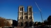 Se ven grúas alrededor de la Catedral de Notre-Dame de París, que fue devastada por un incendio en 2019, mientras continúan las obras de restauración antes de su reapertura, en París, Francia, el 23 de octubre de 2024. Reuters