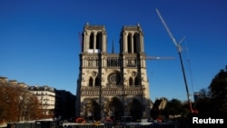 Se ven grúas alrededor de la Catedral de Notre-Dame de París, que fue devastada por un incendio en 2019, mientras continúan las obras de restauración antes de su reapertura, en París, Francia, el 23 de octubre de 2024. Reuters