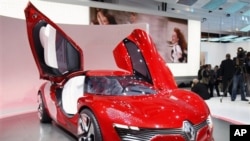 The Renault Dezir electric sports car is displayed during the press day of the Paris Auto Show, 30 Sep 2010 (file photo)