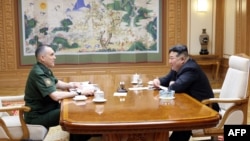 Pemimpin Korea Utara Kim Jong Un (kanan) bertemu dengan Wakil Menteri Pertahanan Rusia Aleksey Krivoruchko di markas Komite Pusat Partai Buruh Korea Utara pada 18 Juli 2024. (Foto: KCNA via KNS/AFP)