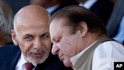 Presiden Afghanistan Ashram Ghani (kiri) berbincang dengan PM Pakistan Nawaz Sharif di Islamabad, Pakistan (Foto: dok).