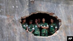 孟加拉国士兵观看为倒塌时事故1127名死者亡灵祈祷的仪式