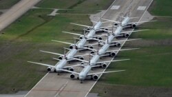 Pesawat maskapai AS "American Airlines" diparkir di landasan pacu karena adanya pengurangan penerbangan akibat corona di Bandara Internasional Tulsa di Tulsa, Oklahoma, 23 Maret 2020.