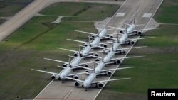 Aviones de American Airlines estacionados en una pista debido a la reducción de vuelos, para disminuir la diseminación del COVID-19, la enfermedad causada por el coronavirus. Aeropuerto Internacional de Tulsa, Oklahoma, Marzo 23, 2020.