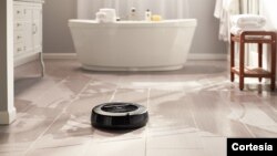 El Scooba y Roomba, diseñados por la compañía iRobot, son dos pequeños robots que facilitan nuestras tareas de limpieza en el hogar. 