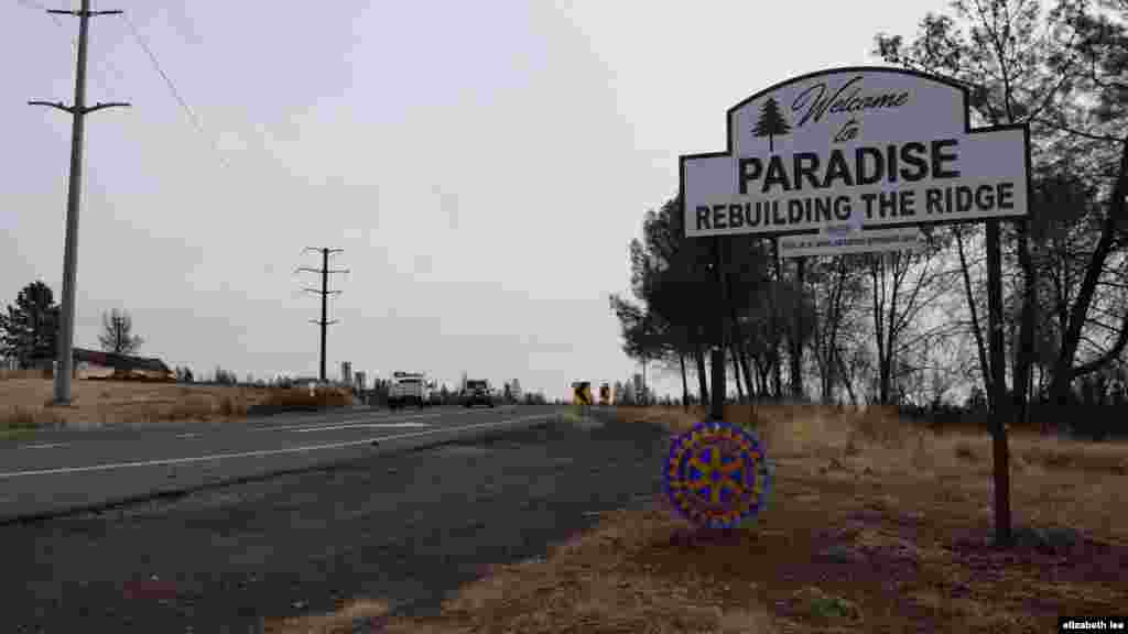 Local residents call Paradise &quot;The Ridge&quot; because the town is built on a ridge with elevations ranging from 610 to 853 meters above sea level.The new sign greets motorists as they enter Paradise. (Elizabeth Lee/VOA News)