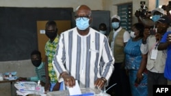 Le président et candidat à la présidentielle du Burkina Faso, Roch Marc Christian Kaboré, a voté dans un bureau de vote à Ouagadougou le 22 novembre 2020, lors des élections présidentielles et législatives du Burkina Faso.