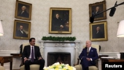 Presiden AS Joe Biden melakukan pertemuan bilateral dengan Emir Qatar Sheikh Tamim bin Hamad al-Thani di Gedung Putih, Washington, pada 31 Januari 2022. (Foto: Reuters/Leah Millis)