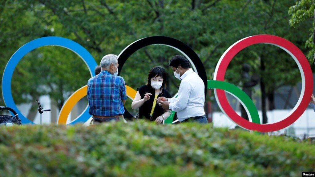 Biểu tượng Olympic bên ngoài Ủy ban Olympic Nhật Bản ở Tokyo, 23/6/2021.