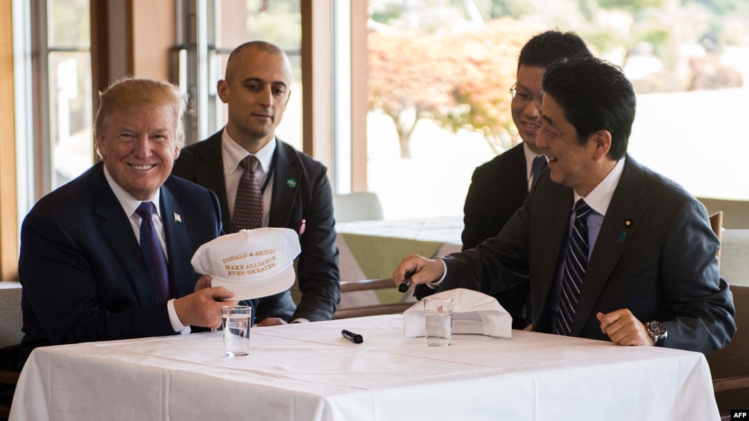 Presiden Donald Trump berbincang dengan Perdana Menteri Jepang, Shinzo Abe, dalam jamuan makan siang di Kasumigaseki Country Club Gold Course di Tokyo, 5 November 2017. 