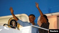 US President Barack Obama and first lady Michelle Obama depart Joint Base Pearl Harbor-Hickam upon the conclusion of their vacation on Oahu in Hawaii, US, Jan. 1, 2017.