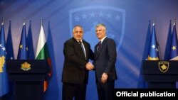 Tổng thống Kosovo Hashim Thaçi (phải) tiếp Thủ tướng Bulgaria Boyko Borissov (trái), tại Prishtina, ngày16/4/2018. 