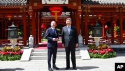 Chủ tịch Trung Quốc Tập Cận Bình (phải) và Thủ tướng Đức Olaf Scholz chụp ảnh chung ở Bắc Kinh, Trung Quốc, vào ngày 16/4/2024.