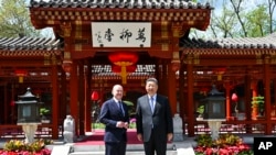 На цій фотографії, опублікованій інформаційним агентством Xinhua, президент Китаю Сі Цзіньпін і канцлер Німеччини Олаф Шольц позують для фотографії в Пекіні 16 квітня 2024 року. (Фото: Xie Huanchi/Xinhua через AP)