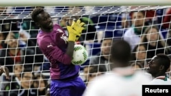 Le gardien de but du Sénégal Pape Seydou Ndiaye, au centre, capte un ballon lors d’un match contre le Mexique, au Marlins Park, Mexique, 10 février 2016.