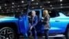 Presiden AS Joe Biden keluar dari truk pikap listrik Chevrolet Silverado EV saat berkunjung ke Detroit Auto Show untuk menyoroti manufaktur kendaraan listrik di Amerika, di Detroit, Michigan, AS, 14 September , 2022. (Foto: REUTERS/Kevin Lamarque)