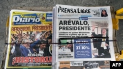 Algunos de los principales periódicos de Guatemala recogen en portada la victoria de Bernardo Arévalo en las urnas, el 21 de agosto de 2023.