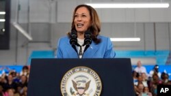 La vicepresidenta de EEUU y candidata a la presidencia por el Partido Demócrata, Kamala Harris, pronuncia un discurso en Raleigh, Carolina del Norte, el 16 de agosto de 2024.