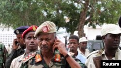 Komandan militer Somalia Abdukadir Ali Dini (sedang menelepon) di lokasi serangan bom bunuh diri di Villa Baidoa, Mogadishu, 30 November 2011. (Foto: dok).