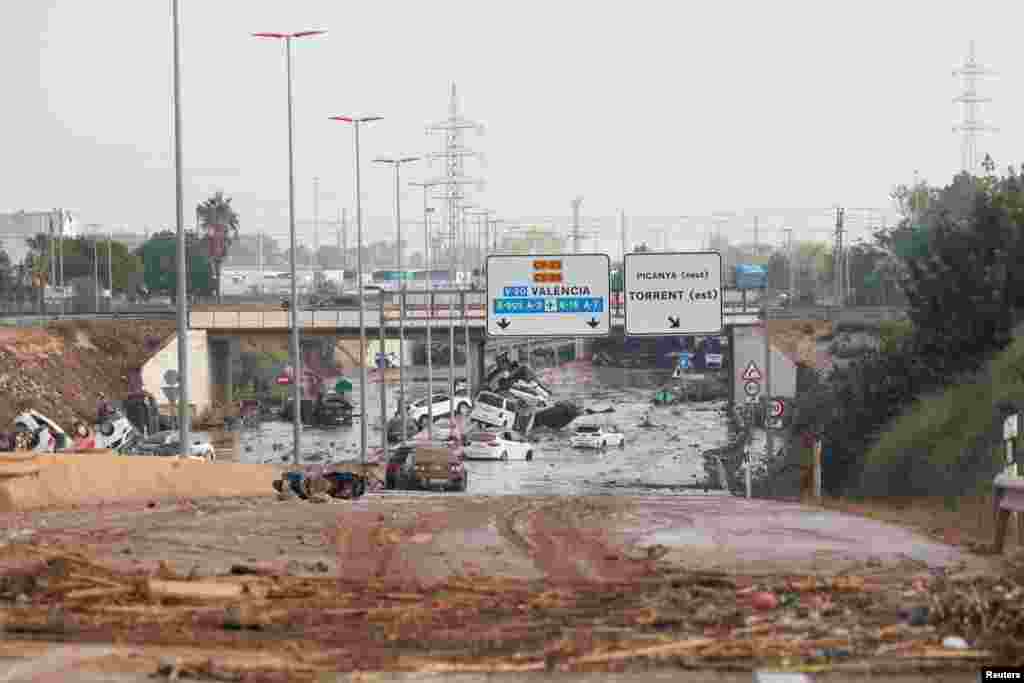 Los equipos de rescate rastrearon los restos de vehículos cubiertos de barro junto a las carreteras o en campos inundados y algunos utilizaron maquinaria pesada para retirar los escombros de las calles, según las imágenes de televisión.