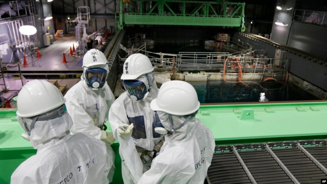 Para insinyur TEPCO mengenakan baju pelindung radiasi untuk memulai pekerjaan berbahaya di Fukushima (foto: dok). 