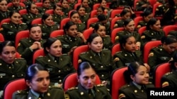 Kadet wanita di akademi kepolisian mendengarkan pernyataan dari Ivanka Trump selama pembukaan kemitraan AS dengan Kolombia, sebagai ilustrasi. (Foto: REUTERS/Kevin Lamarque)